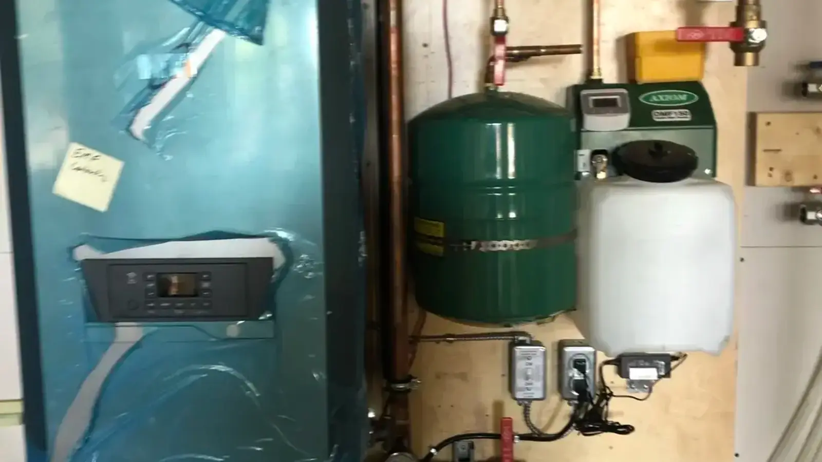Wall-hung condensing boiler with expansion tank, glycol feeder and copper piping