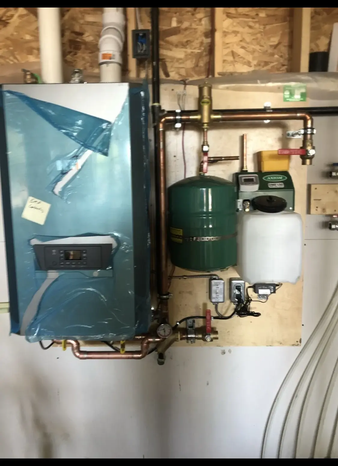 Wall-hung condensing boiler with expansion tank, glycol feeder and copper piping